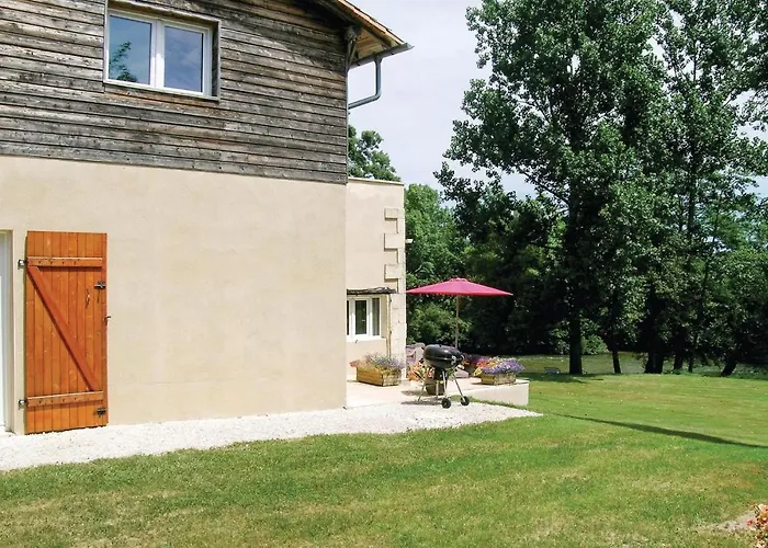 Riverside Retreat Дом отдыха La Barde