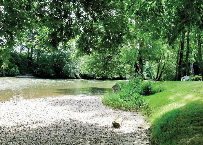 Riverside Retreat Дом отдыха La Barde